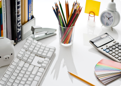 책상에 놓여있는 전산/사무용품 사진